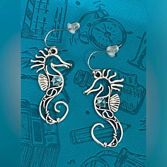 Adorable Silver Tone Blue Sparkle Seahorse Beach Ocean Earrings NEW - Picture 1 of 3